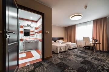 Фото номера Стандартный двухместный номер с 1 кроватью Отель Hotel Coloseum г. Ярослав 2